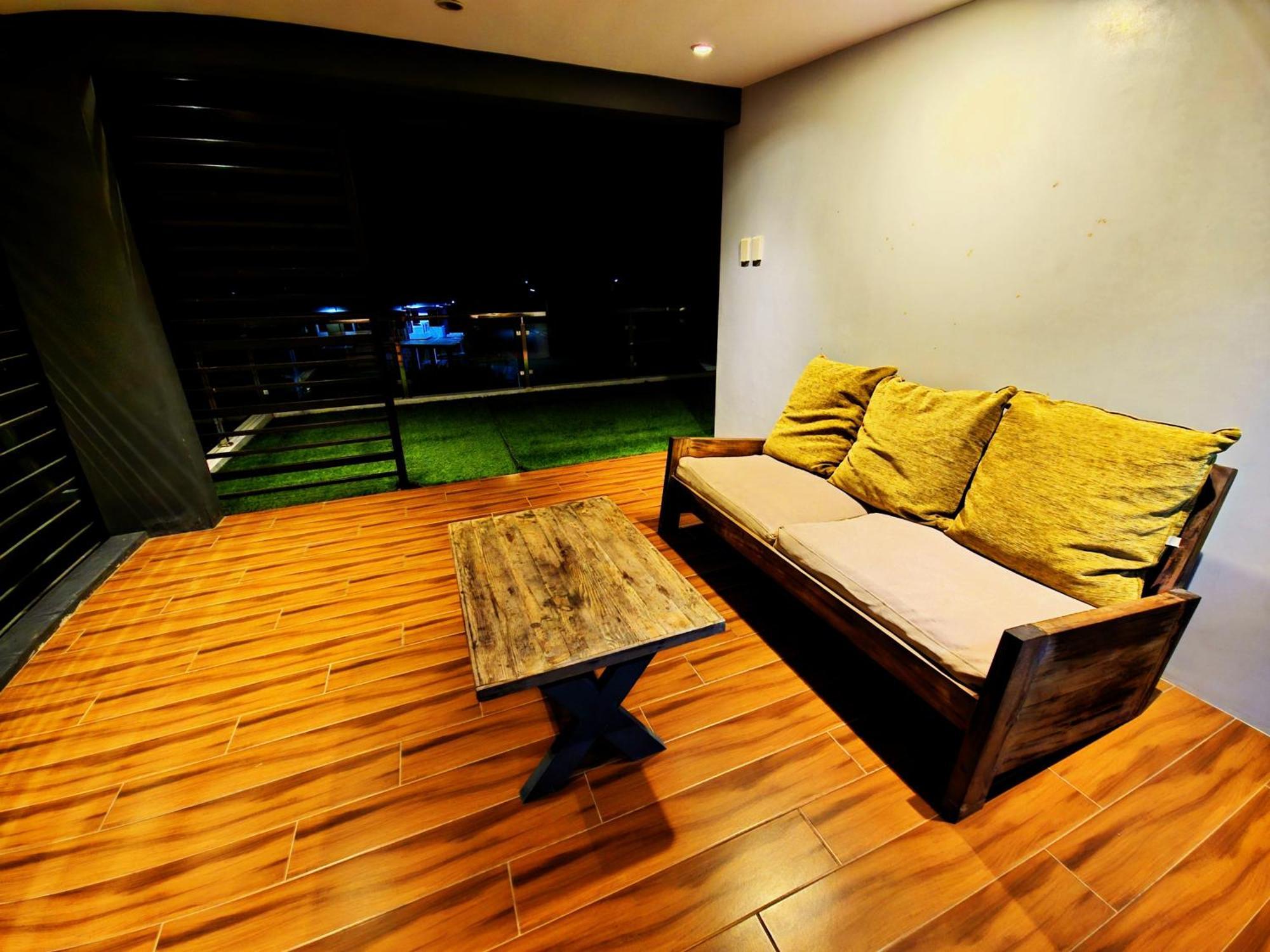 Overlooking Staycation At Sandari Batulao Tagaytay City Екстериор снимка
